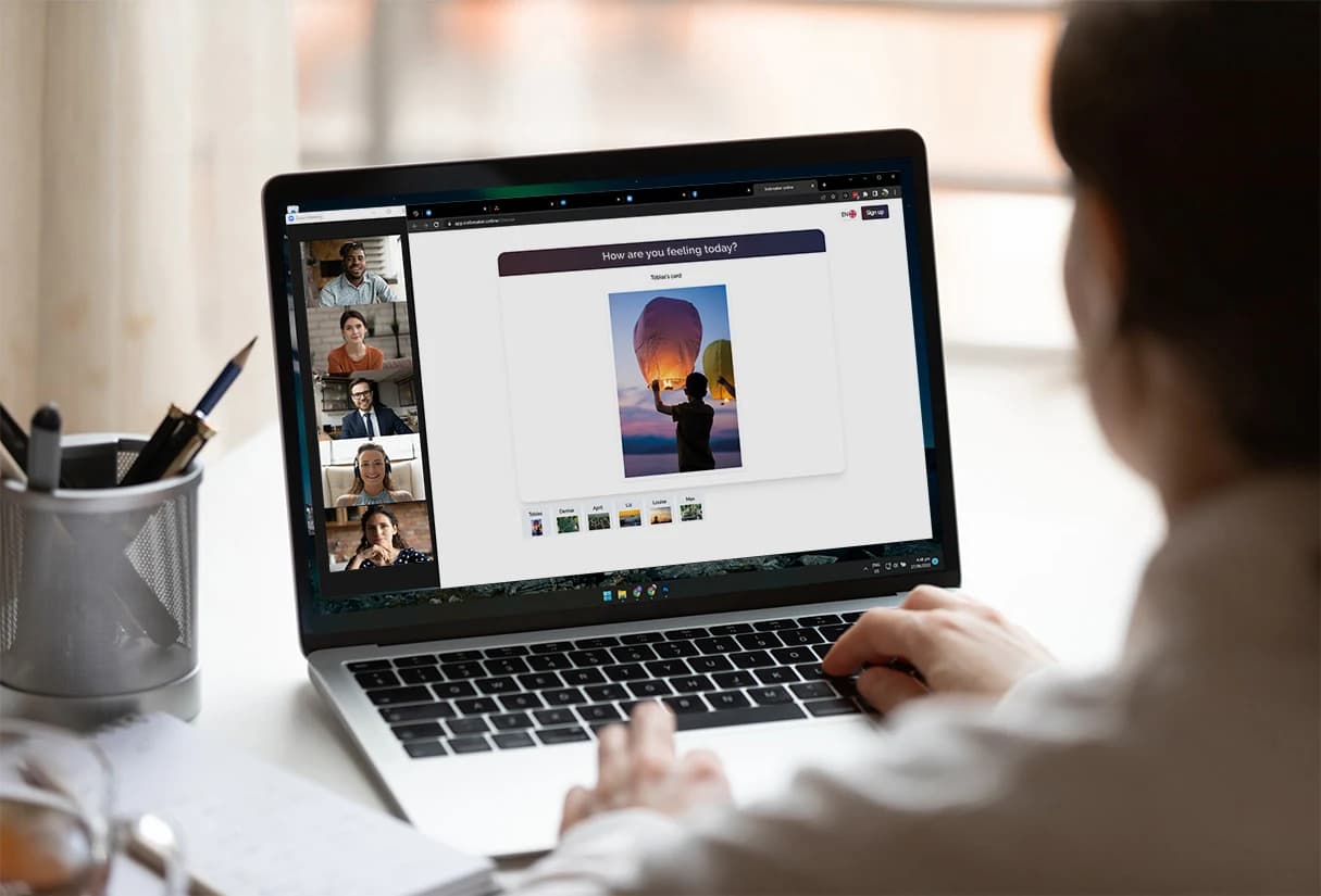 Cartes d'images disposées sur une table pendant une séance de coaching
