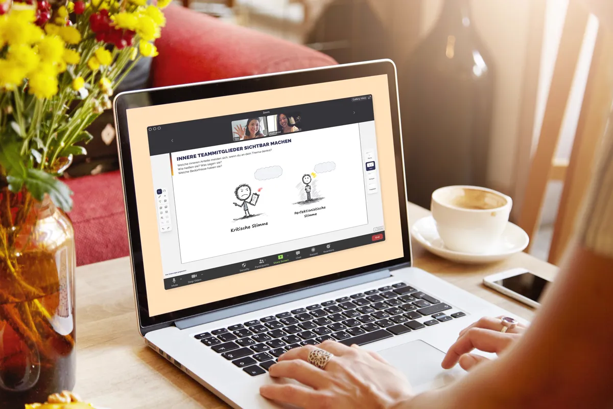 Coach begleitet Klienten durch eine visuelle Coaching-Übung